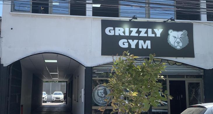 Frontis del local , con vista la estacionamiento 