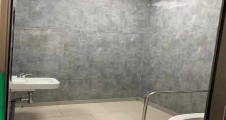 Baño inclusivo en  primer piso 