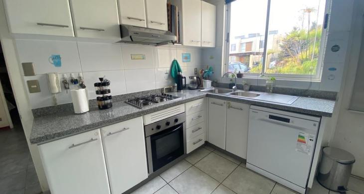 cocina  equipada y cerrada