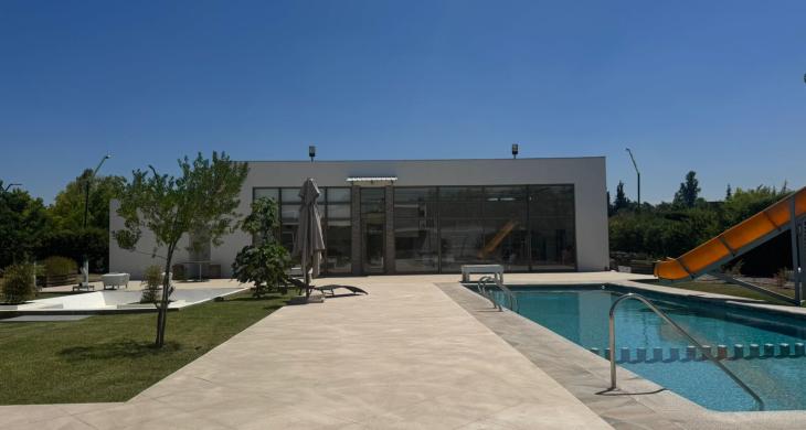 vista del jardin hacia la piscina y el quincho que se encuentra al fondo 