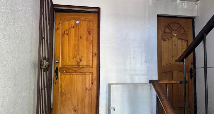 PUERTA DE ACCESO CON REJA DE SEGURIDAD 