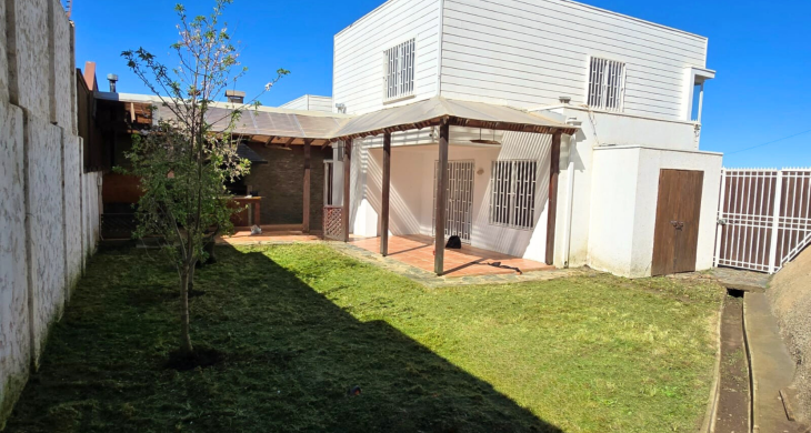 vista del patio hacia el quincho y casa