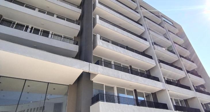 Entrada principal con comercio 