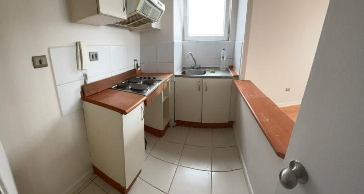 Cocina con ventana al living