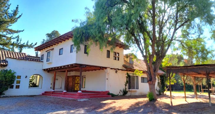 Fachada de la casa desde el acceso