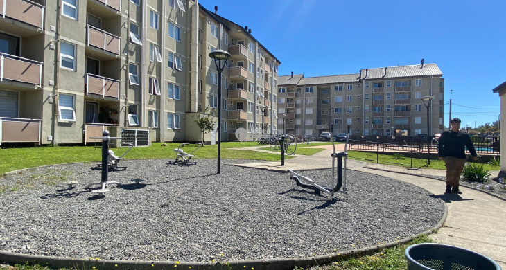 maquinas de ejercicio dentro del terreno