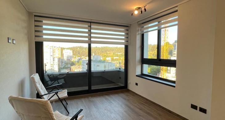 Cortinas y lámparas incluídas