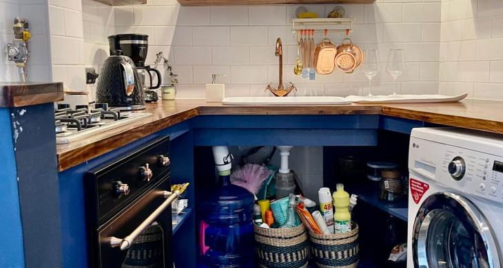 Cocina remodelada, lavaplatos bajo cubierta moderno, cocina encimera, horno empotrado, refrigerador y lavadora integrada