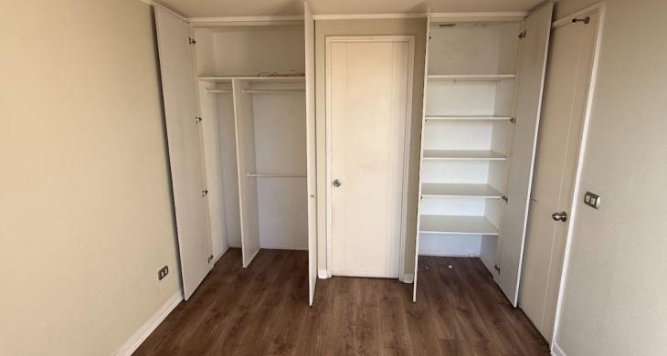 Puertas de closets abiertas para identificar uso de los mismos dormitorio 2