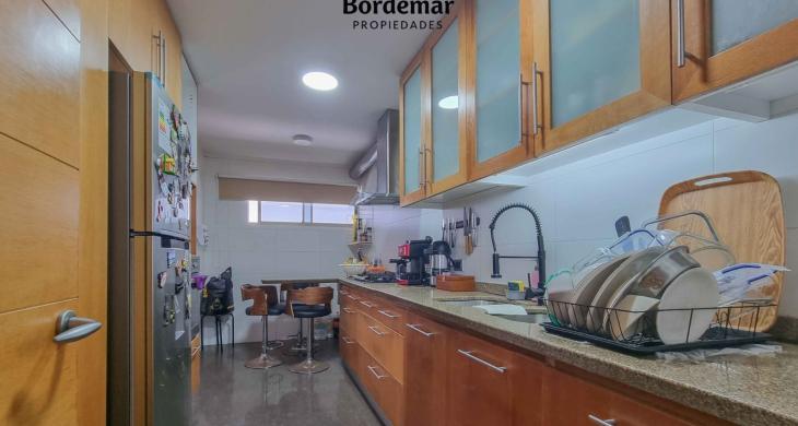 Amplia cocina equipada con zona de comedor incorporada y diseño funcional