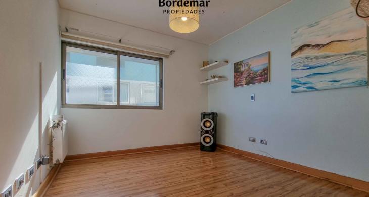 Dormitorio espacioso, destacando por su amplitud y luz natural