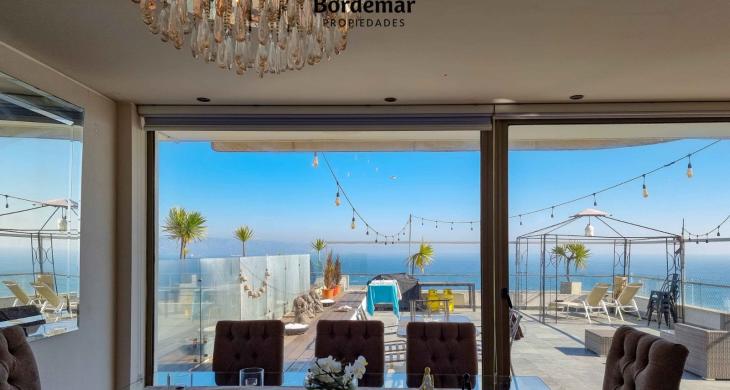 Comedor espacioso con salida a terraza, ideal para disfrutar del entorno y la vista despejada.