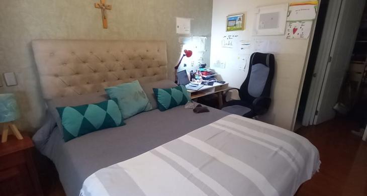 Dormitorio con baño en suite