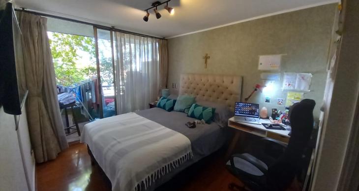 Dormitorio con baño en suite