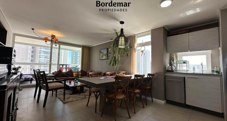 Living-comedor: Amplitud y sofisticación con piso de porcelanato