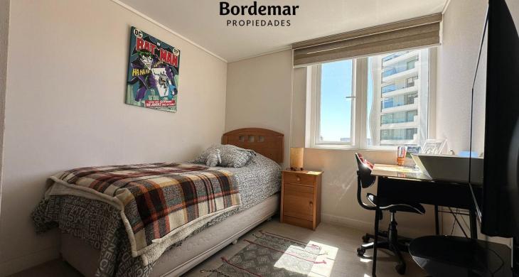 Segunda habitación de gran tamaño, diseñada para ofrecer máxima comodidad y versatilidad. Cuenta con amplios clósets de muro a muro y excelente entrada de luz natural. Un espacio ideal para configurar con cama matrimonial o dos camas individuales