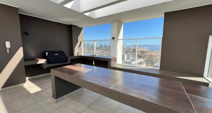 Ubicado en un privilegiado piso 29, el edificio cuenta con un exclusivo quincho panorámico que ofrece una vista inigualable de la ciudad. Un espacio de primer nivel diseñado para eventos y reuniones sociales, donde la amplitud y el paisaje se fusionan. Seguridad 24/7, accesos controlados