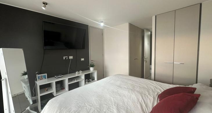 Suite principal con acceso directo a baño privado y excelente aislamiento térmico