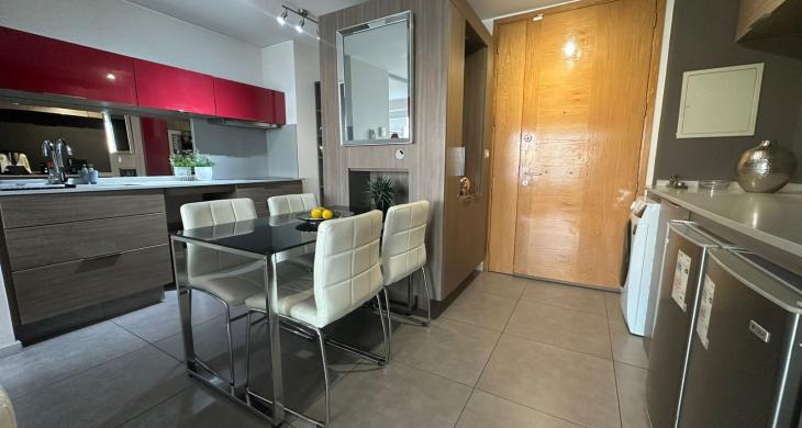 Equipamiento premium: encimera, horno, microondas, refrigerador y congelador de alta eficiencia.