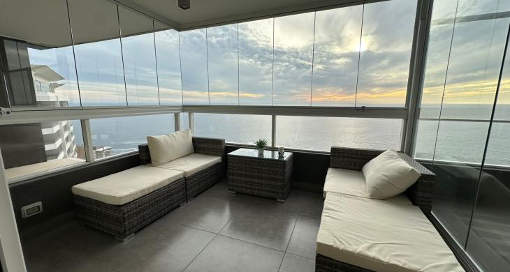 Terraza de doble altura con cierre de cristal Vista Libre: protección total sin perder la panorámica del piso 25.