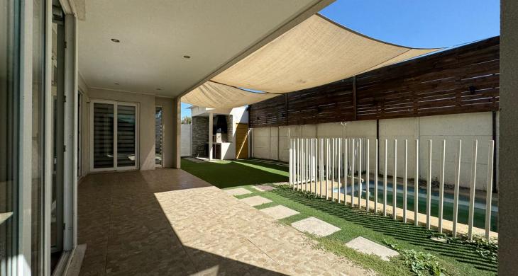 Patio, piscina y quincho