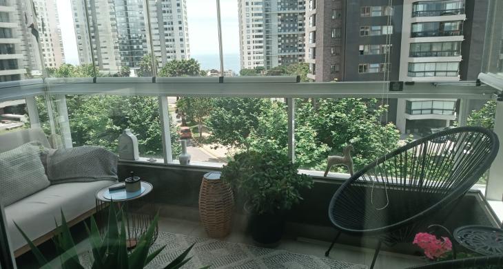 Terraza del departamento con vista despejada, mostrando el espacio exterior y la luminosidad del entorno.