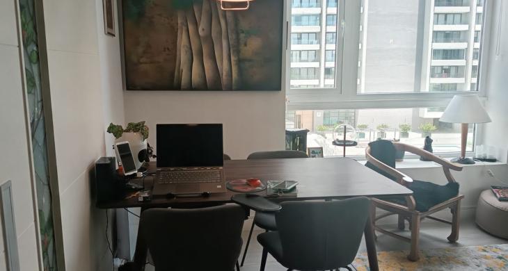 Comedor del departamento con buena iluminación natural, mostrando un espacio acogedor junto al living