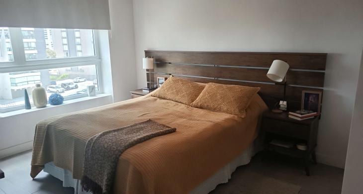Dormitorio principal del departamento, iluminado naturalmente y con espacio suficiente para cama y mobiliario.