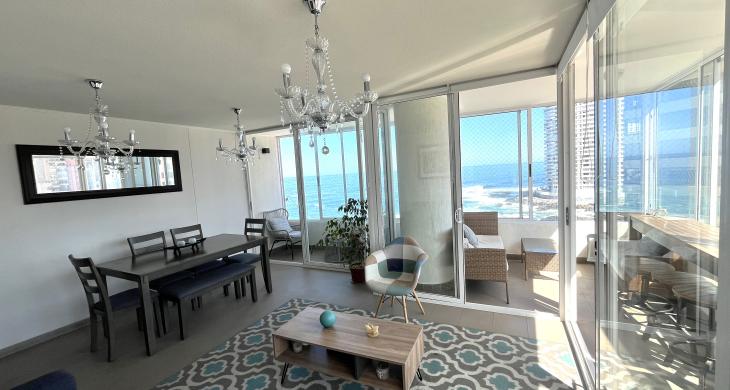 amplio living comedor con esplendida vista al mar