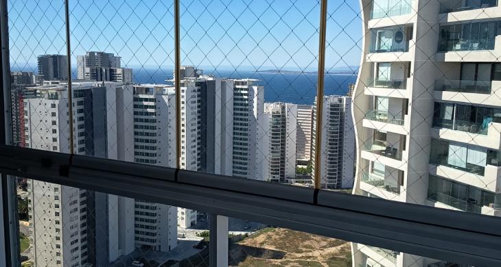 Terraza equipada con cierre de vista libre, permitiendo climatizar el ambiente sin sacrificar la vista al mar, y malla de seguridad instalada para total tranquilidad.