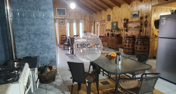 cómoda cocina con estufa a leña