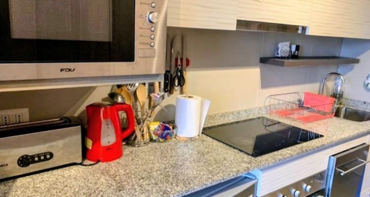 Cocina moderna full equipada y amoblada, que incluye lavavajillas integrado para una máxima funcionalidad