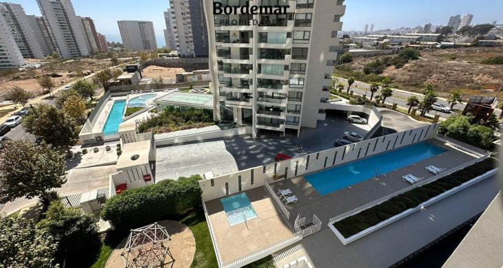 Piscina exterior diseñada para el nado y el relajo, rodeada de un entorno moderno