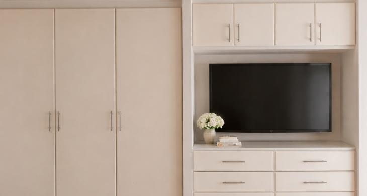Gran diseño para espacioso closet de pared a pared en habitación principal