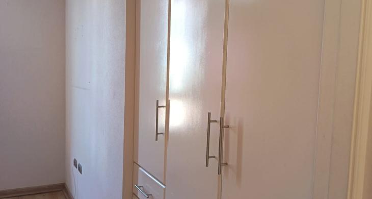 Importante closet dentro de la habitación single