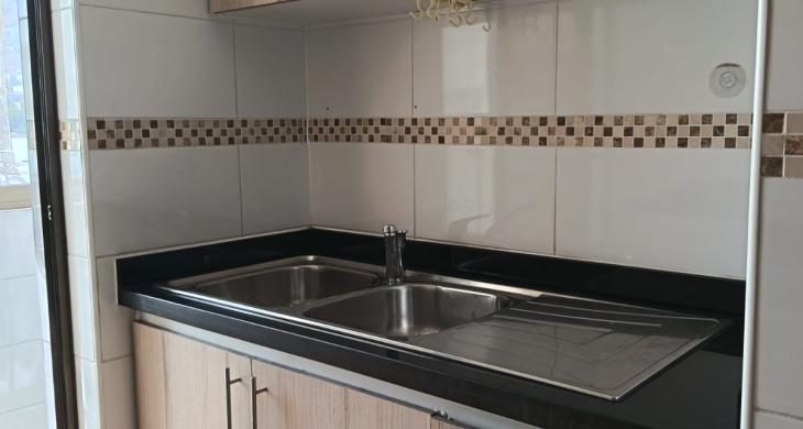 Cocina con moderno mobiliario.