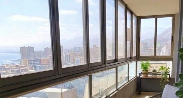 Soleada terraza que abriga su departamento