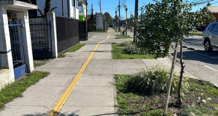 hermosa ciclovia pasa por el exterior del terreno