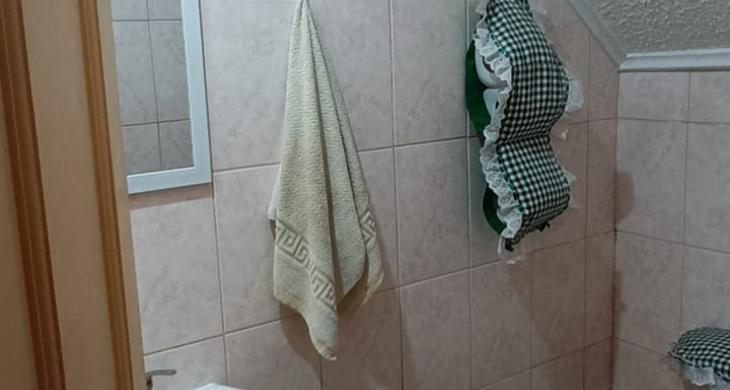 BAÑO DE VISITA UBICADO EN 1ER PISO BAJO ESCALERA QUE LLEVA HACIA EL 2DO PISO
