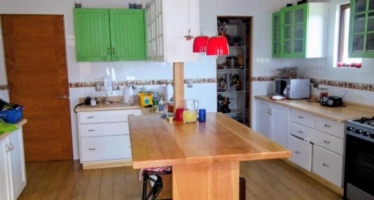 cocina amoblada y comedor de diario