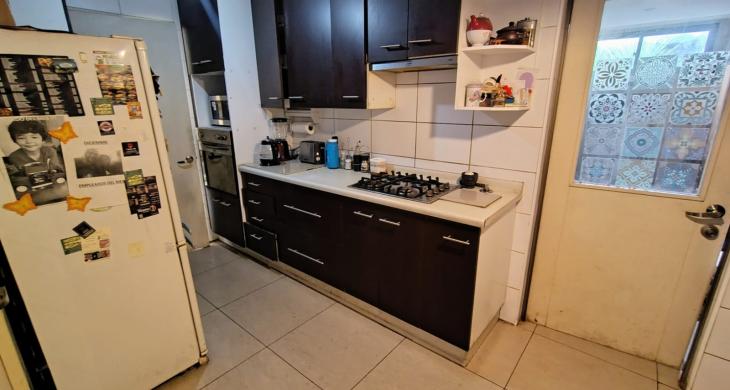 cocina amoblada y comedor de diario