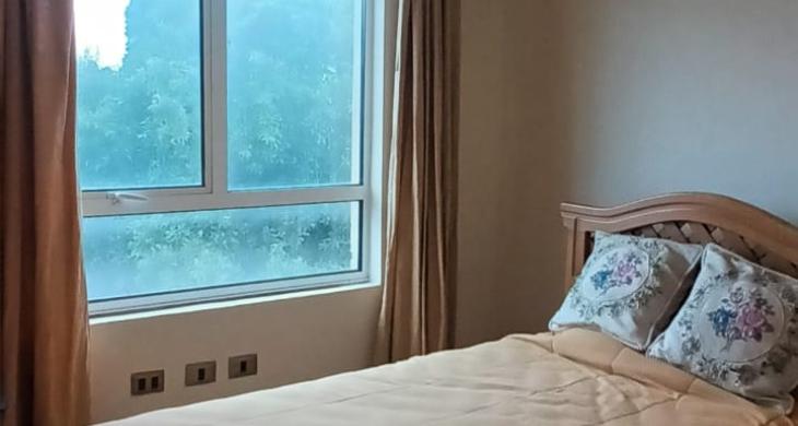 HABITACION AMOBLADA CON CAMA DE 1,5 PLAZA, VELADOR, LAMPARAS, CORTINAS, PISO FLOTANTE Y CLOSET