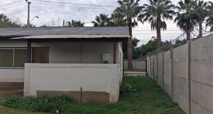 vista desde el patio de atrás. Lavadero y estacionamiento
