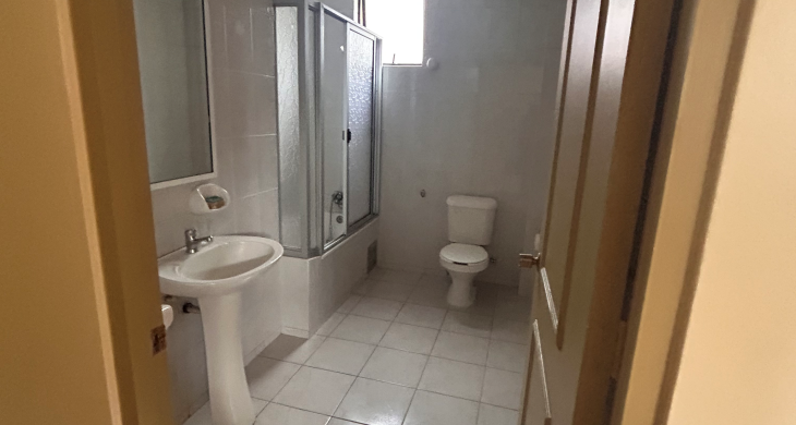 baño completo con tamaño para implementar lavadora y secadora