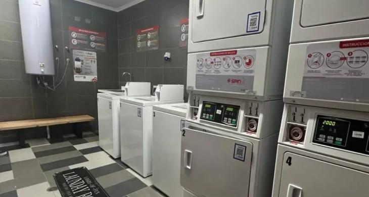Cuenta con una completa sala de lavanderia para los residentes