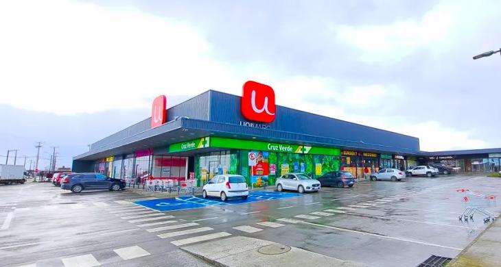 El local cuenta con factibilidad técnica para instalación de baño, orientación que garantiza buena iluminación natural, y acceso vehicular directo desde el frente del strip center.