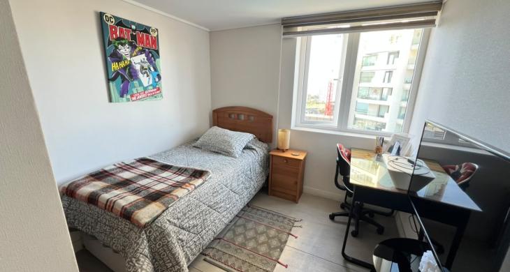 Amplio segundo dormitorio con excelente iluminación natural y espacio para cama de 2 plazas o escritorio.