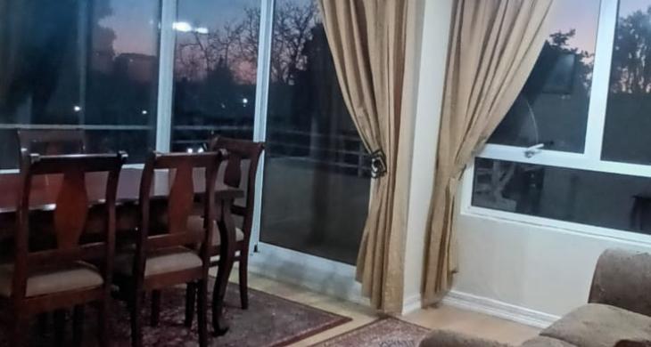 VISTA DE ELEGANTE LIVING COMEDOR AL ATARDECER