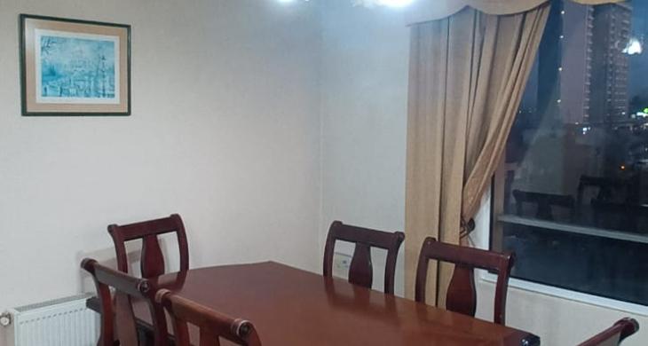 HERMOSO COMEDOR BIEN ILUMINADO CON CORTINAS Y CENEFA QUE DECORAN EL AMBIENTE DE MANERA SOBRIA Y ELEGANTE