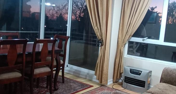 HERMOSO LIVING COMEDOR, AMOBLADO Y BIEN ILUMINADO CON HERMOSAS LAMPARAS Y ALFOMBRAS SOBRE PISO FLOTANTE